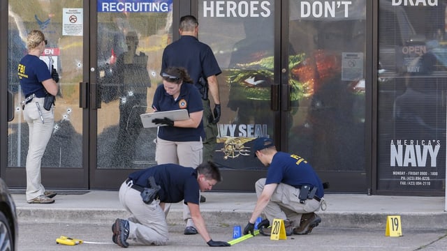 La polizia federala americana segirescha fastizs suenter l’attatga mortala en la citad da Chattanooga.