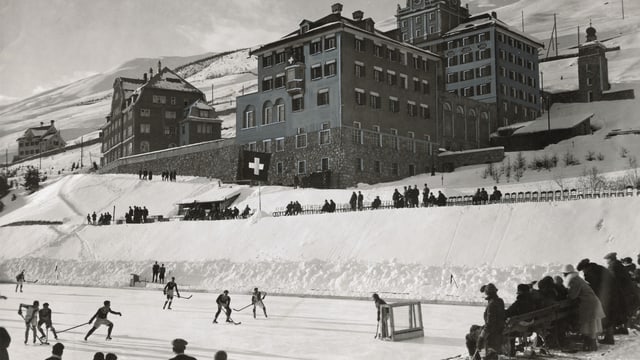 Gieu da hockey davant il Lyceum Alpinun a Zuoz l'onn 1926.