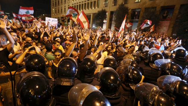 La polizia libanaisa ha empruvà da franar ils protestaders a Beirut.