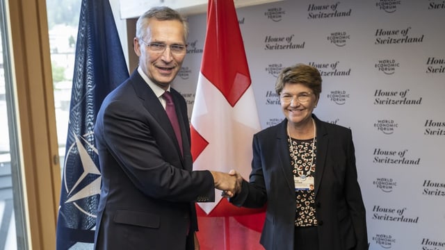 Amherd s'inscuntra al WEF cun Stoltenberg