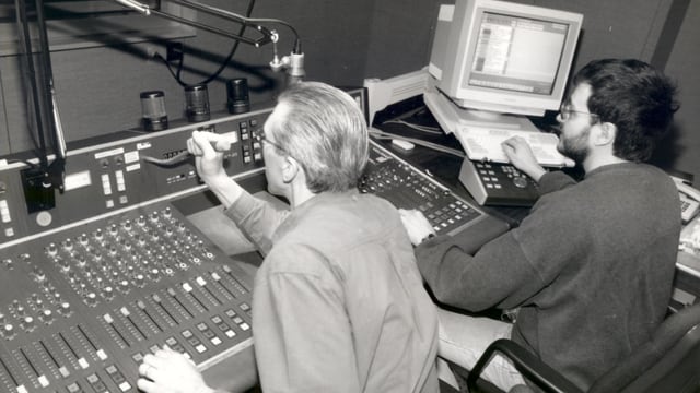 Dus tecnicists fan emprimas emprovas en il nov studio da radio l'onn 1994.