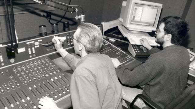 Dus tecnicists fan emprimas emprovas en il nov studio da radio l'onn 1994. Dus tecnicists fan emprimas emprovas en il nov studio da radio l'onn 1994.