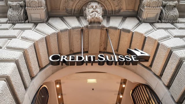 Entrada da la Credit Suisse cun logo.