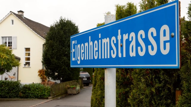 Tavla cun scrit si «Eigenheimstrasse».