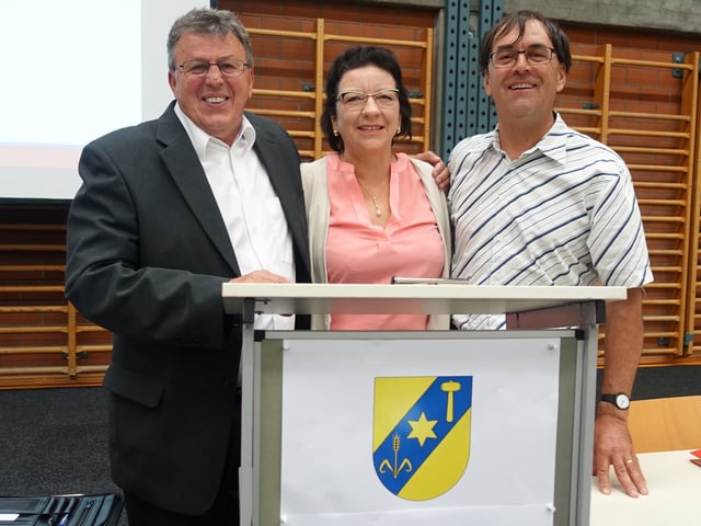 Da sanester: Aron Moser, president communal Vaz, Margrith Raschein, presidenta Curvalda e Simon Willi, president da Lantsch.