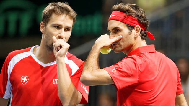 Marco Chiudinelli (san.) e Roger Federer (dre.).