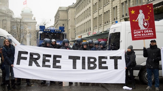 Var 400 Tibetans da l'exil han demonstrà oz a Berna.