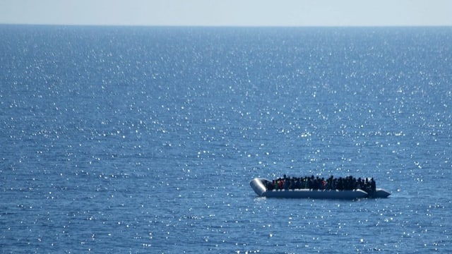 batga cun fugitivs en la Mar Mediterrana.