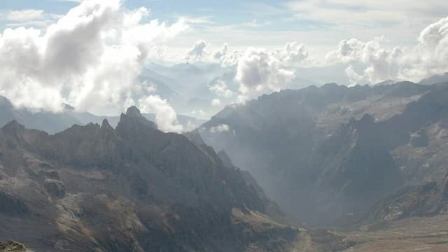 Sara Fiorelli viva en Valtellina en Italia e raquinta da l'atmosfera