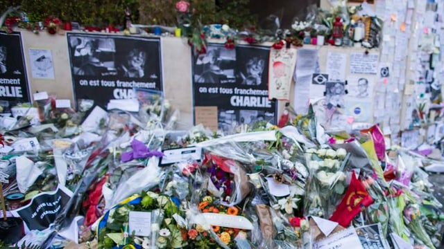 bleras fluras e cartas da condolenza avant la redacziun Charlie Hebdo