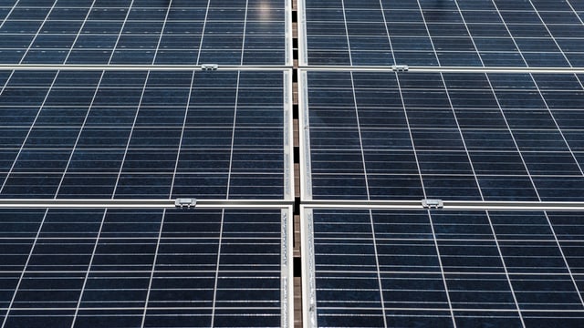 panel solar che producescha electricitad