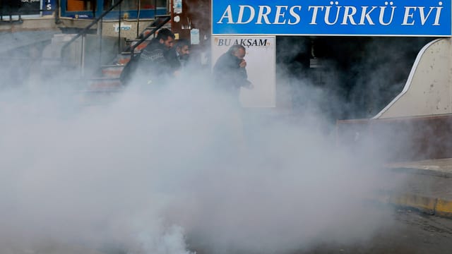 persunas en nivels da gas lacrimogen