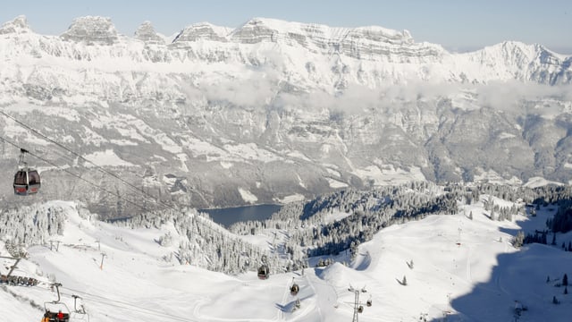 territori da skis flumserberg cun pistas e gondlas.