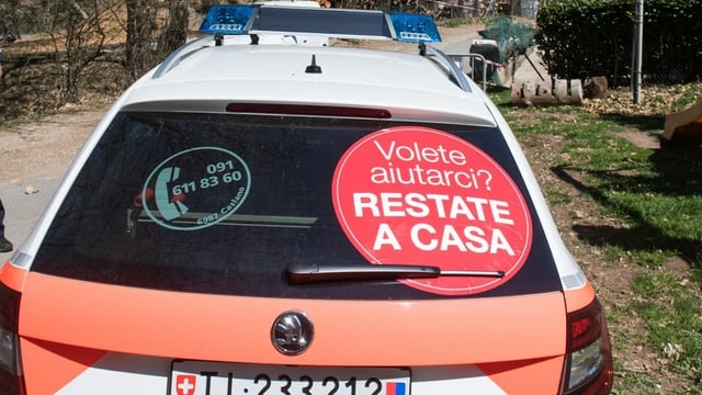 Auto da polizia dal Tessin cun in placat cun l'inscripziun: Volete aiutarci? Restate a casa.