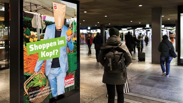 Placat da la campagna «Shopp Schwiiz»