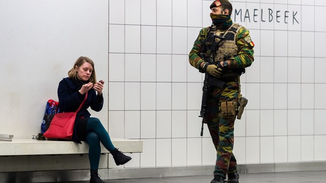 In schuldà patrugliescha a la staziun da metro Maelbeek, in dals lieus dal terror a Brüssel.