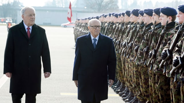 Il president da la Confederaziun, Johann Schneider-Ammann, beneventa il president da la Tunesia, Béji Caïd Essebsi, cun onurs militaras a l'eroport da Turitg.