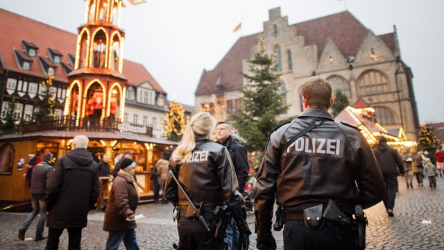 Policists armadas sin ina fiera da Nadal
