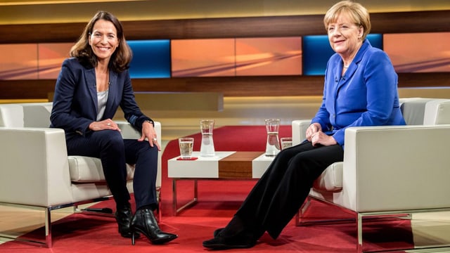 La moderatura da l'emissiun cun la chancelliera tudestga Angela Merkel. 