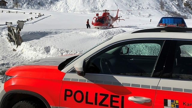 Auto da polizia e helicopter.