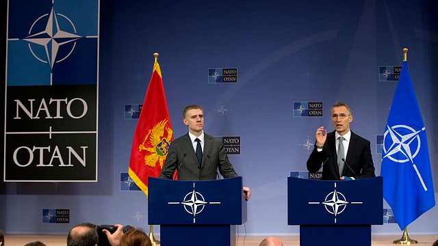 Il secretari general da la Nato, Jens Stoltenberg (dretg) beneventa il Montenegro sco 29avel commember.