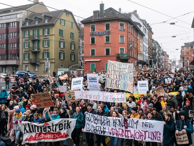 Demonstraziun a Turitg en la Langstrasse.