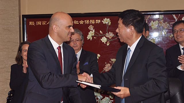 Cusseglier federal Alain Berset ed il minister dal socialesser Yin Weimin suenter avair suttascrit la cunvegna.