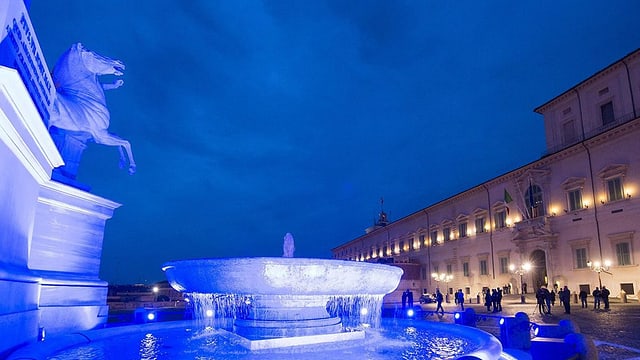 Il bigl illuminà tut en blau, la saria a Roma.