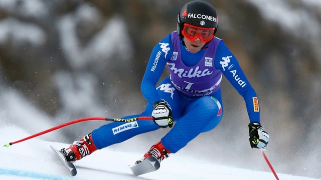 Sofia Goggia va cun skis.