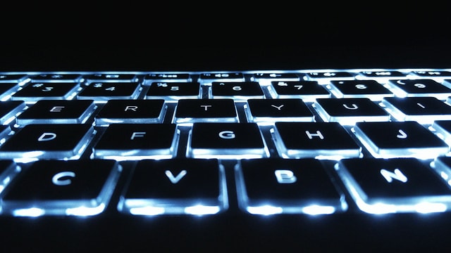 Ina tastatura d'in laptop che targlischa en il stgir. Ina tastatura d'in laptop che targlischa en il stgir.