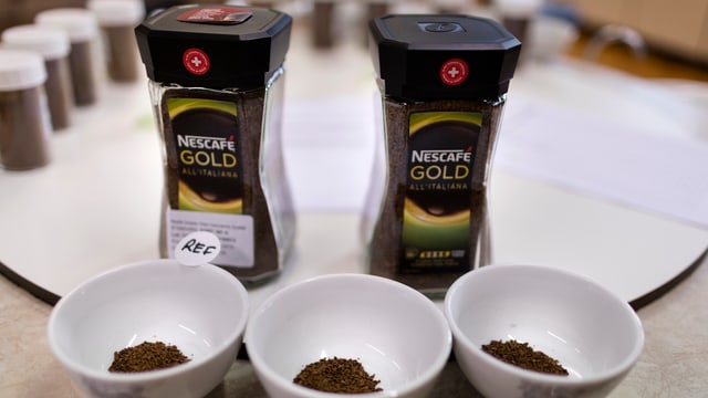 Trais scadiolas cun en pulvra da Nescafé e davostiers dus magiels da café da Nescafé gold
