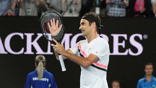 Federer tegn la pala da tennis.