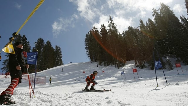 Uffants che fan cursa da skis 