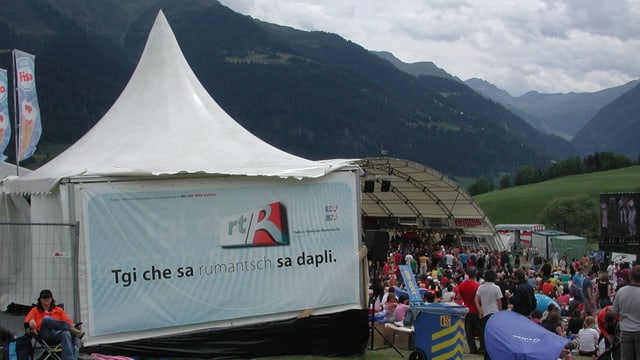 Tenda cun si in banner da RTR a l'Open Air Val Lumnezia l'onn 2005.