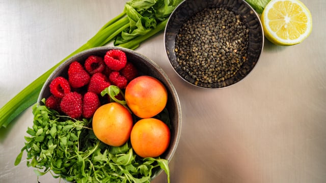 Las ingredienzas per la salata da lentiglias ed ervinas Las ingredienzas per la salata da lentiglias ed ervinas