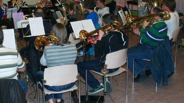 Stagiun d'uniuns cumenza: La societad da musica Trun