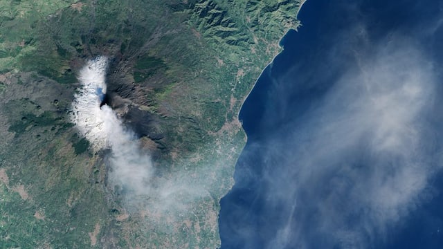 vulcan etna sin foto da satellit cun fim che vegn or da chamin