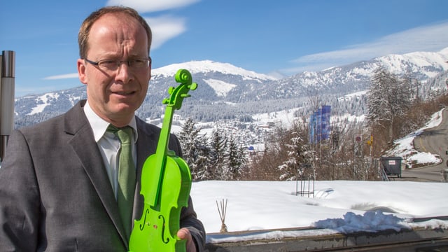 Mathias Kleiböhmer tegn la violina verda enta maun.