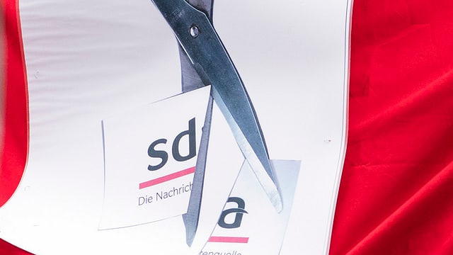 Ina forsch che taglia dapart il logo da la SDA. 