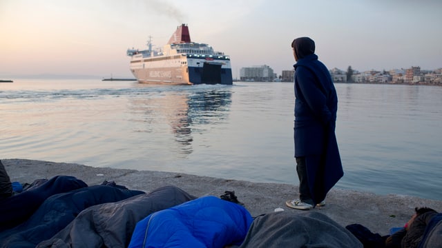 Migrant ch'observescha co ina navetta banduna il port. 