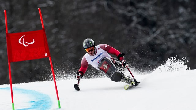 Christoph Kunz, in dals iniziants, durant ina cursa als gieus paralimpics da Sochi 2014.
