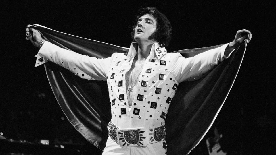 Elvis Presley durant in concert l'onn 1972.