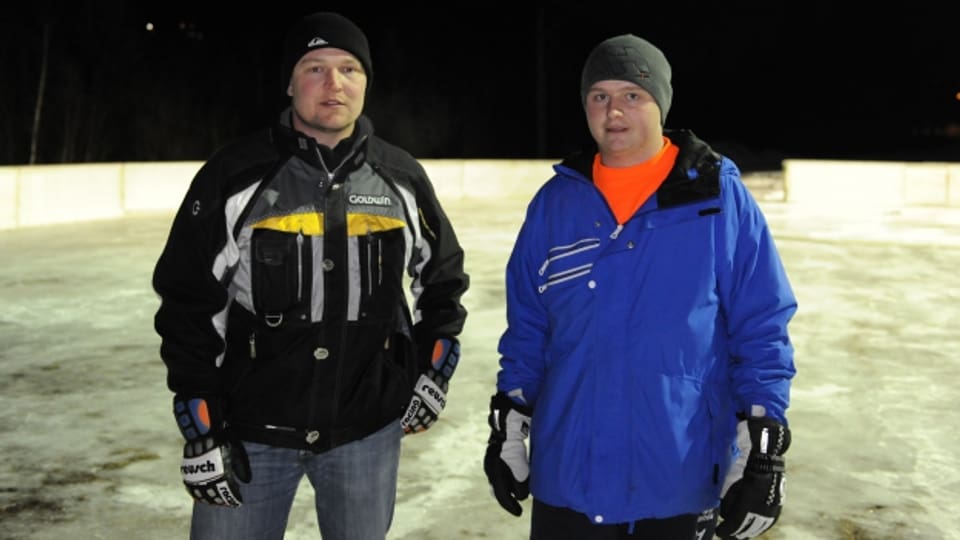 Corsin Albin e Corsin Steger èn dus dals giuvens che fan e tgiran la patinera a Tavanasa.