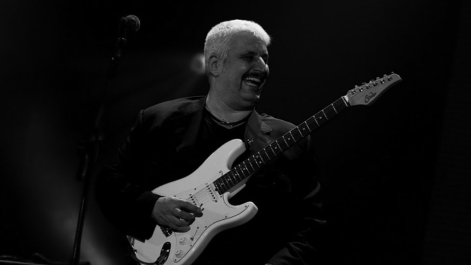 Pino Daniele durant in concert il 2010.