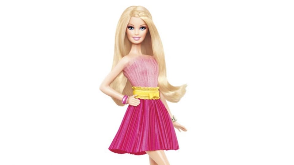 La Barbie datti bainbaud cun in microfon zuppà.