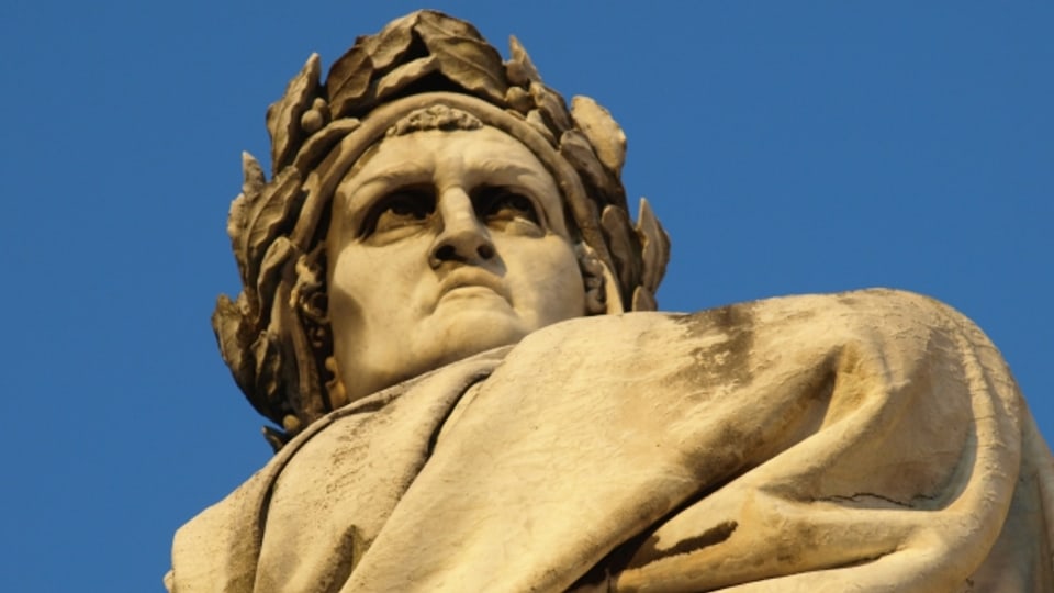 Statua da Dante Alighieri a Firenze.