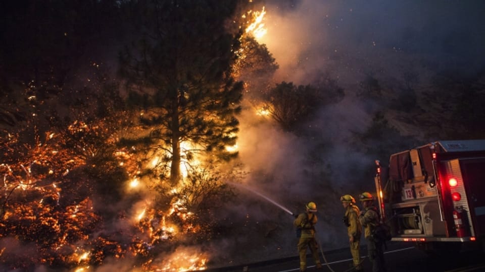 Pumpiers provan da stizzar in incendi da guaud en la California.