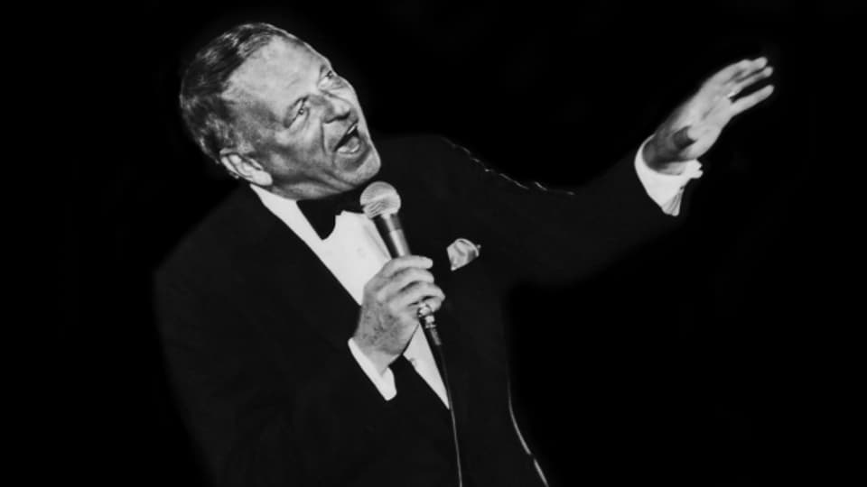 Frank Sinatra a chaschun d'in concert a Chicago l'avust 1982.