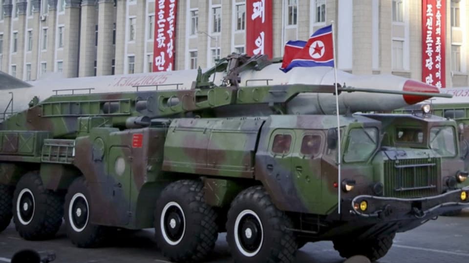 La Corea dal Nord mussa gugent la forza militara dal pajais, qua durant ina parada militara l'october 2015.