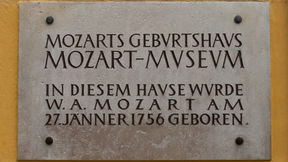 Tavla da la chasa natala da Wolfgang Amadeus Mozart.